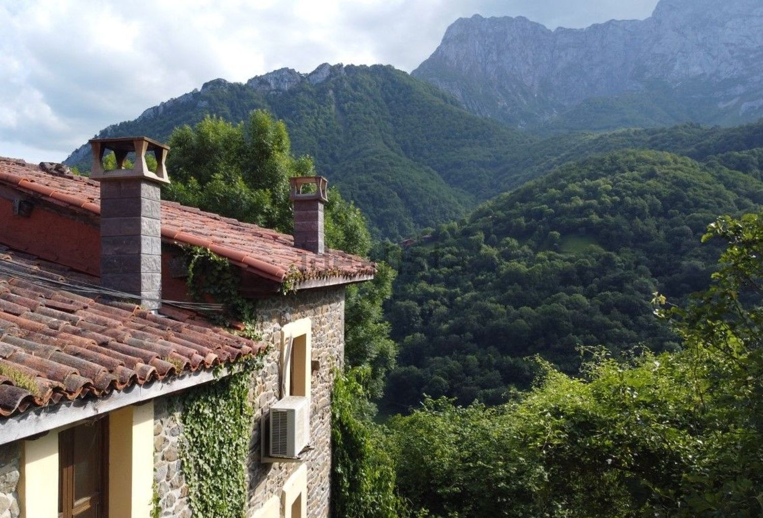 Sunny Stone House with Mountain Views – photo 1